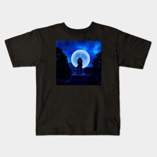 A boy and a girl are standing and making love in the moonlight. Kids T-Shirt